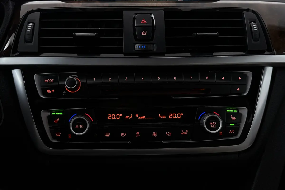 420i Luxury (GROOT-NAVIGATIE, SPORTSTOELEN, STOELVERWARMING, PDC, DEALER ONDERHOUDEN)