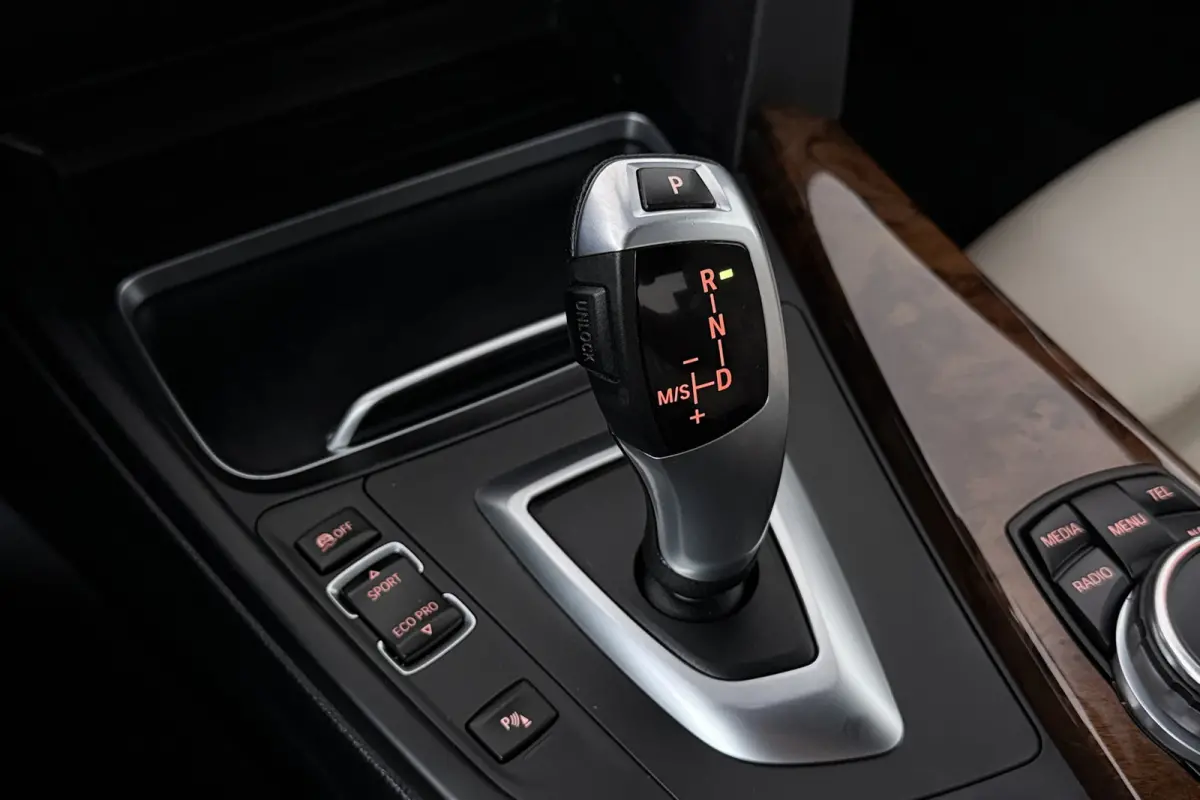 420i Luxury (GROOT-NAVIGATIE, SPORTSTOELEN, STOELVERWARMING, PDC, DEALER ONDERHOUDEN)