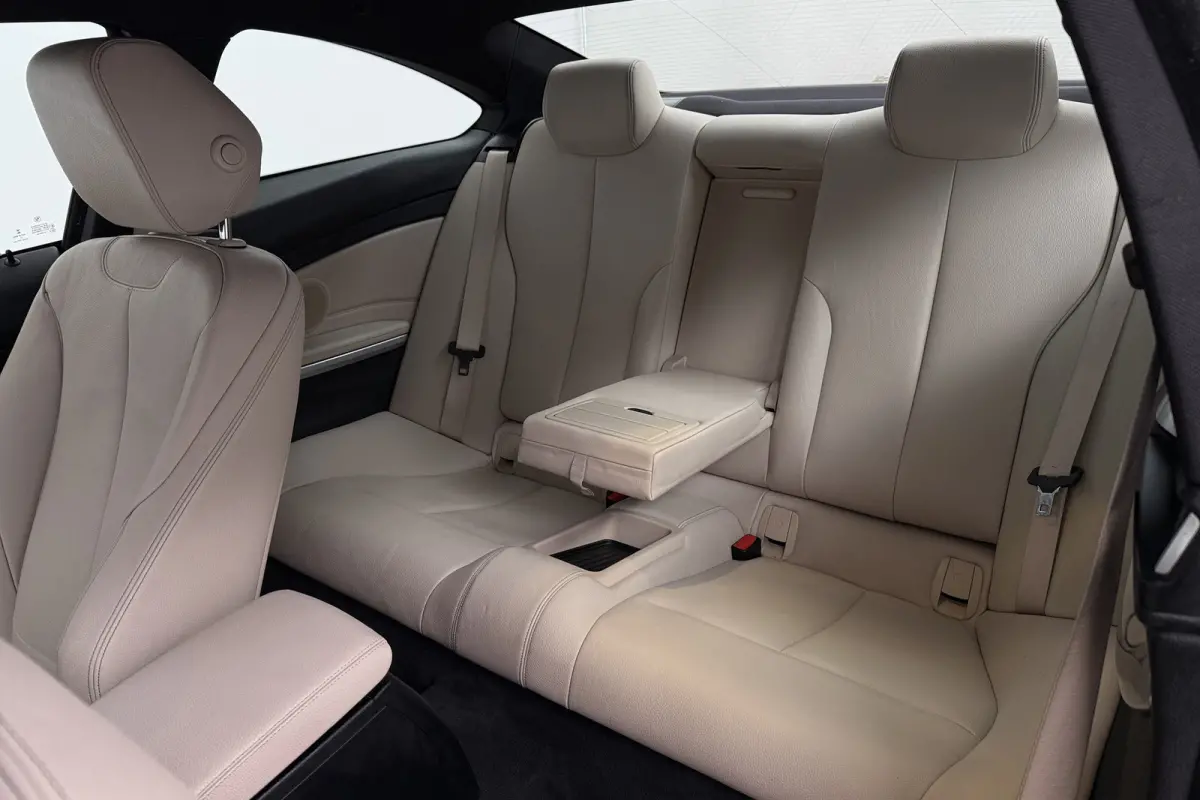 420i Luxury (GROOT-NAVIGATIE, SPORTSTOELEN, STOELVERWARMING, PDC, DEALER ONDERHOUDEN)