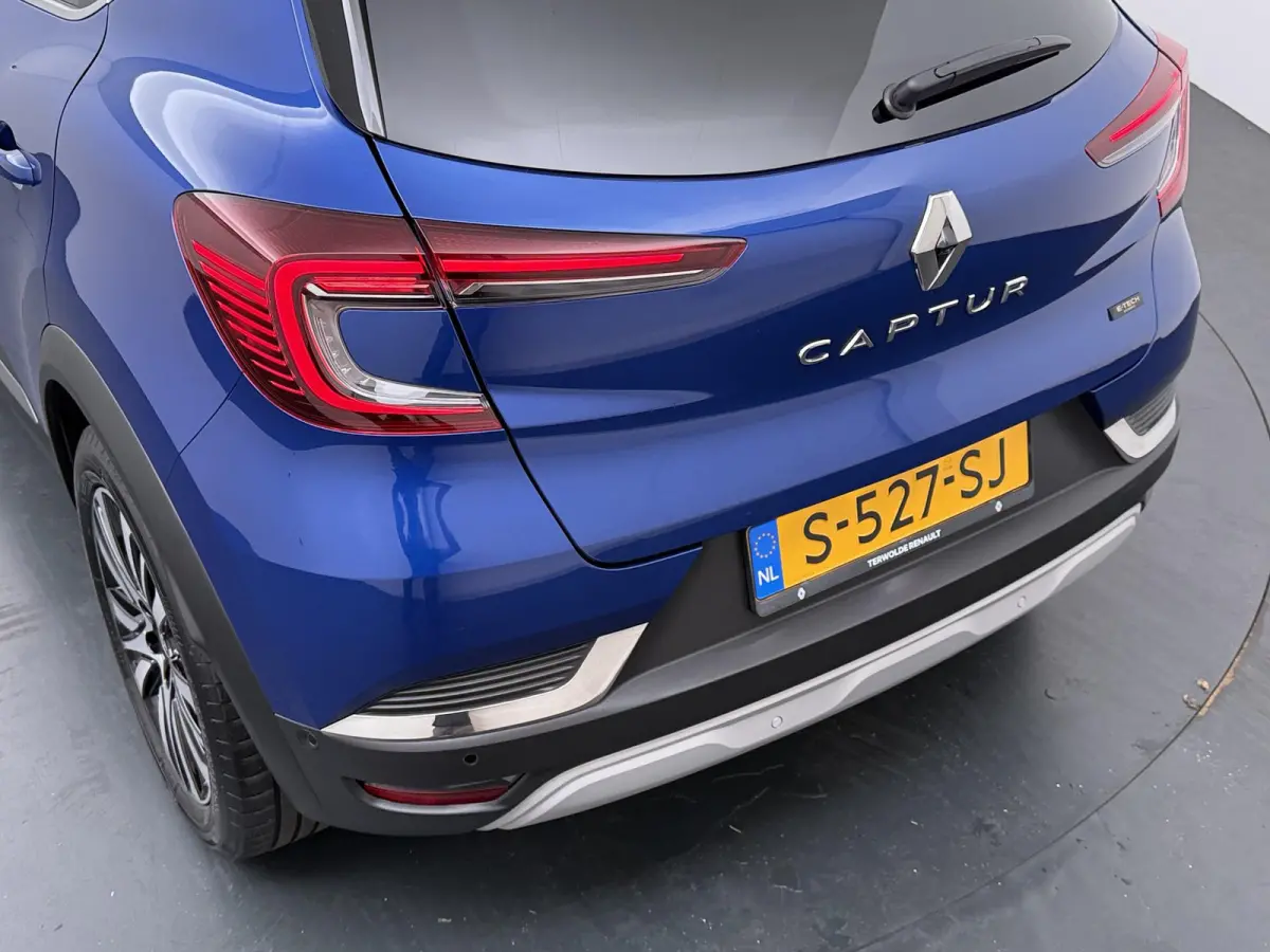 iconic E-Tech hybrid 145 advanced driving assist |