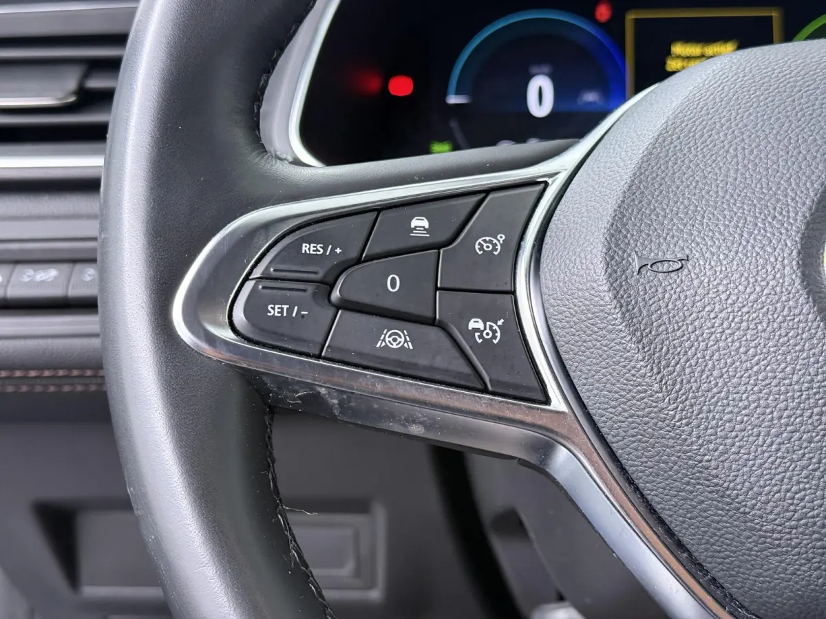 iconic E-Tech hybrid 145 advanced driving assist |
