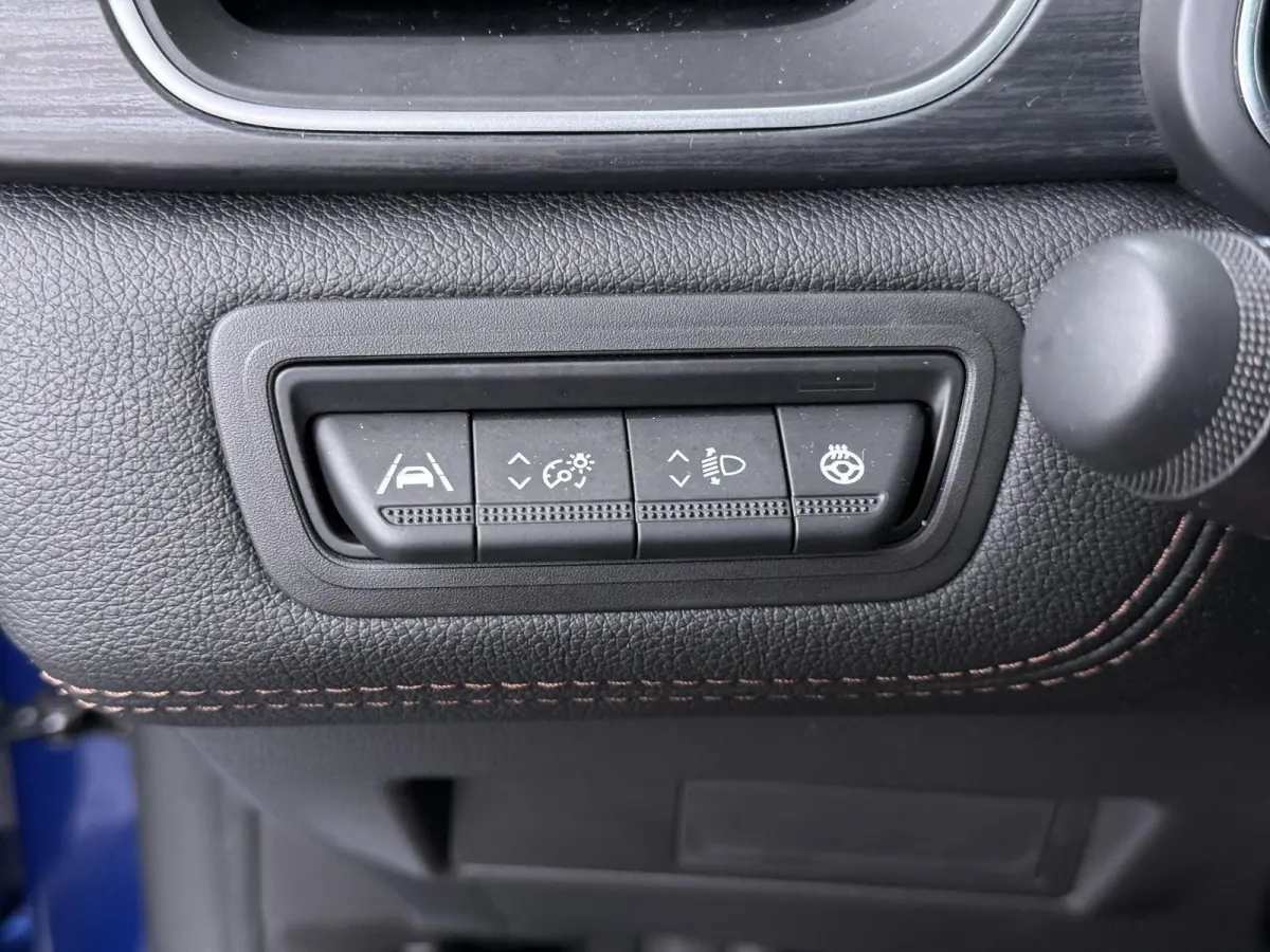 iconic E-Tech hybrid 145 advanced driving assist |