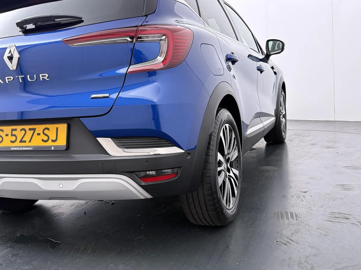 iconic E-Tech hybrid 145 advanced driving assist |