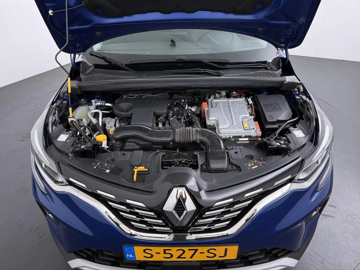 iconic E-Tech hybrid 145 advanced driving assist |