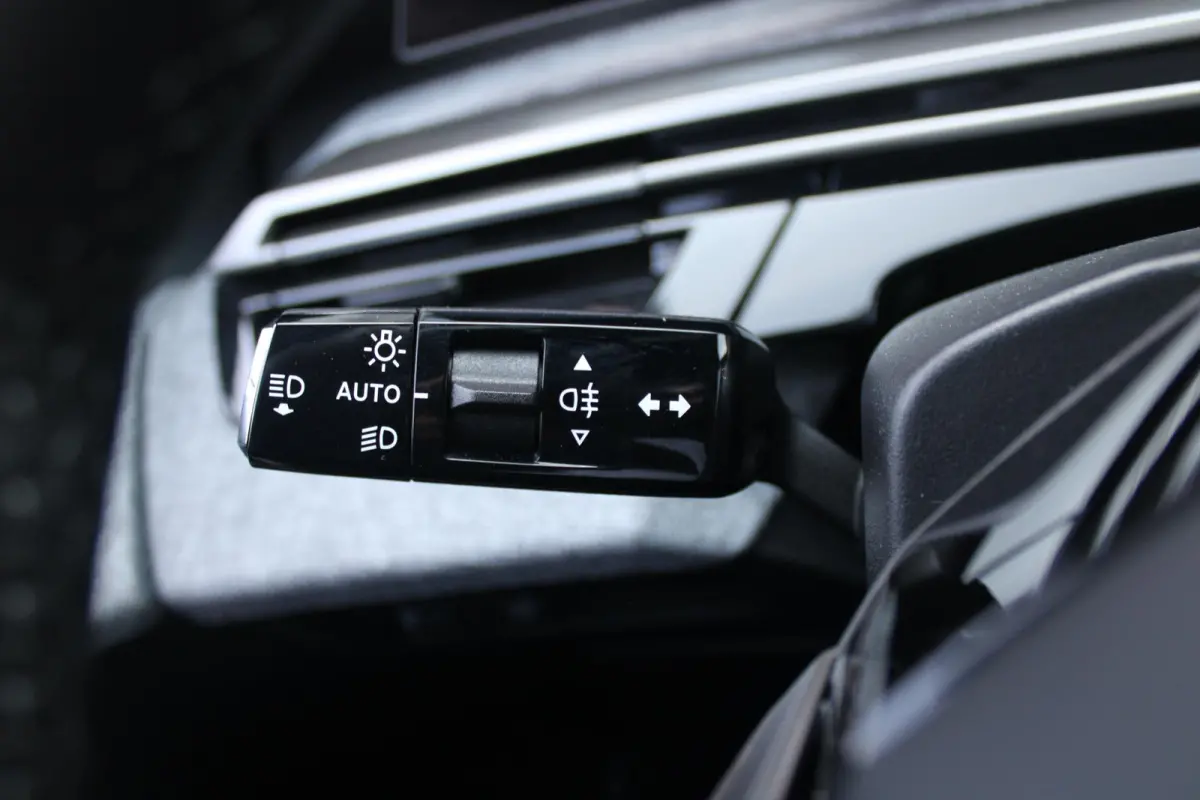 1.2 Hybrid 145PK ALLURE 7p | 360° VISION & DRIVE ASSIST PACK: ANTI DIEFSTAL ALARM MET SUPERVERGRENDELING/VERWARMBAAR VOLLEDEREN STUURWIEL/VISEOPARK 360° HD CAMERA'S MET PARKEERHULP VOOR, B