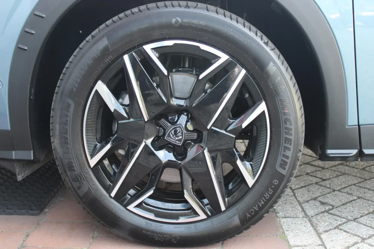 1.2 Hybrid 145PK ALLURE 7p | 360° VISION & DRIVE ASSIST PACK: ANTI DIEFSTAL ALARM MET SUPERVERGRENDELING/VERWARMBAAR VOLLEDEREN STUURWIEL/VISEOPARK 360° HD CAMERA'S MET PARKEERHULP VOOR, B