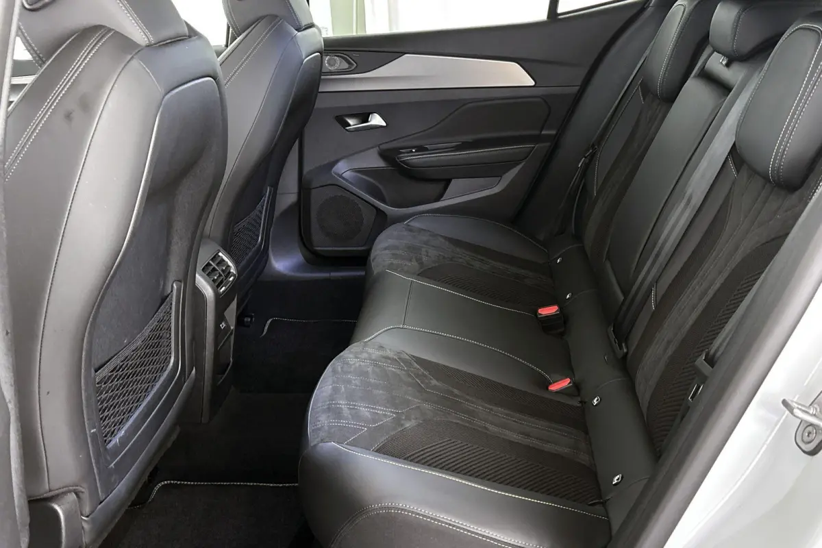 1.6 HYbrid 225 EAT8 GT Panoramadak Trekhaak FOCAL Alcantara