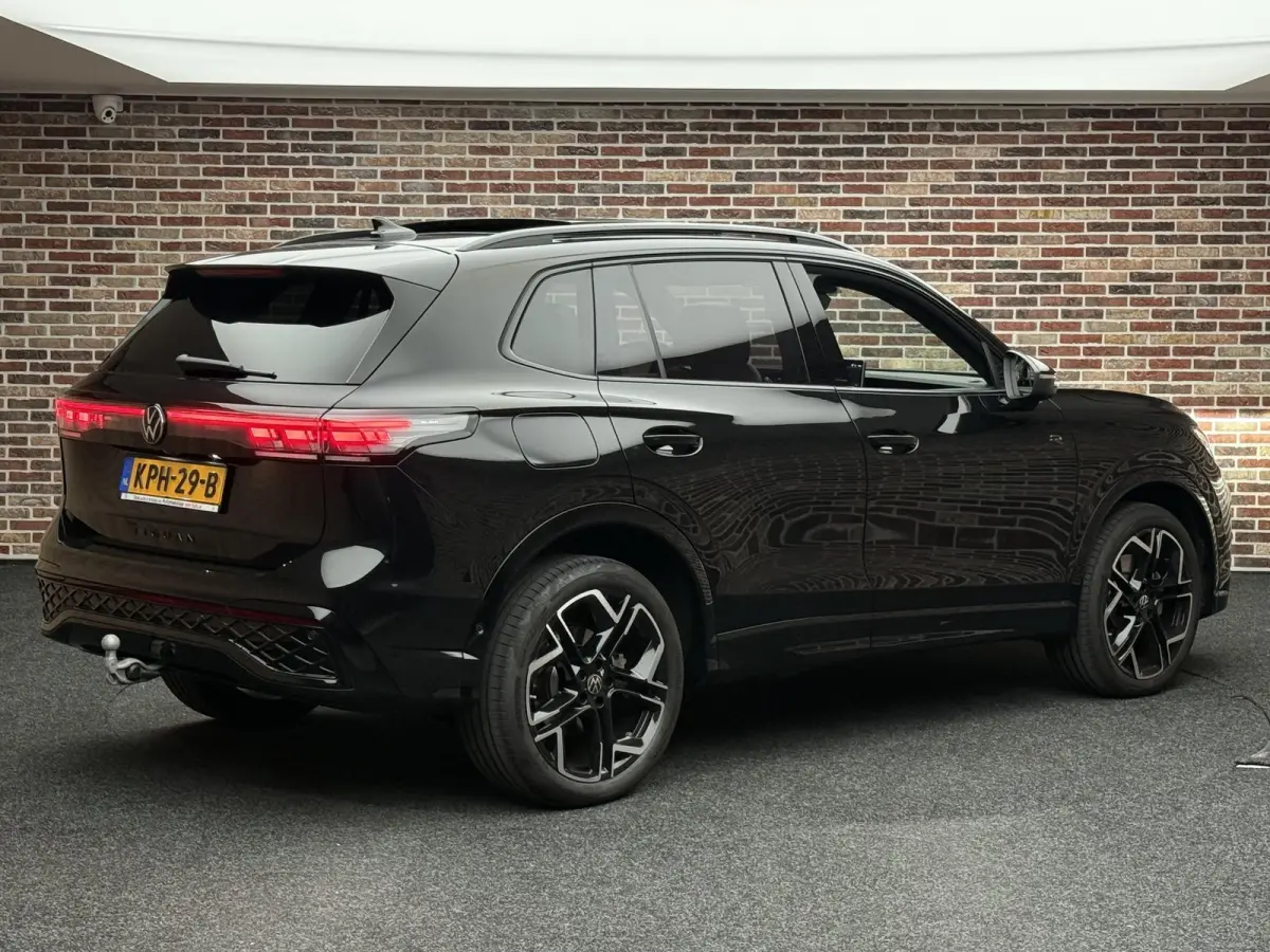 1.5 eHybrid R-Line Edition Panoramadak, Trekhaak, Massagestoelen