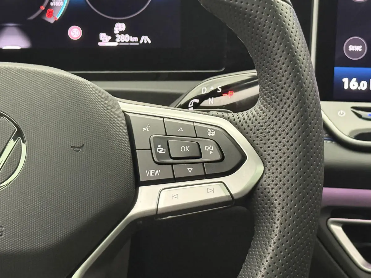 1.5 eHybrid R-Line Edition Panoramadak, Trekhaak, Massagestoelen