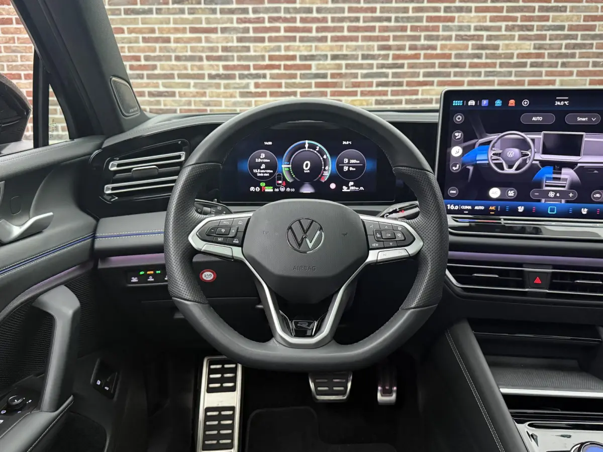 1.5 eHybrid R-Line Edition Panoramadak, Trekhaak, Massagestoelen