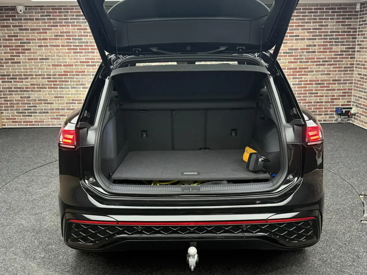 1.5 eHybrid R-Line Edition Panoramadak, Trekhaak, Massagestoelen