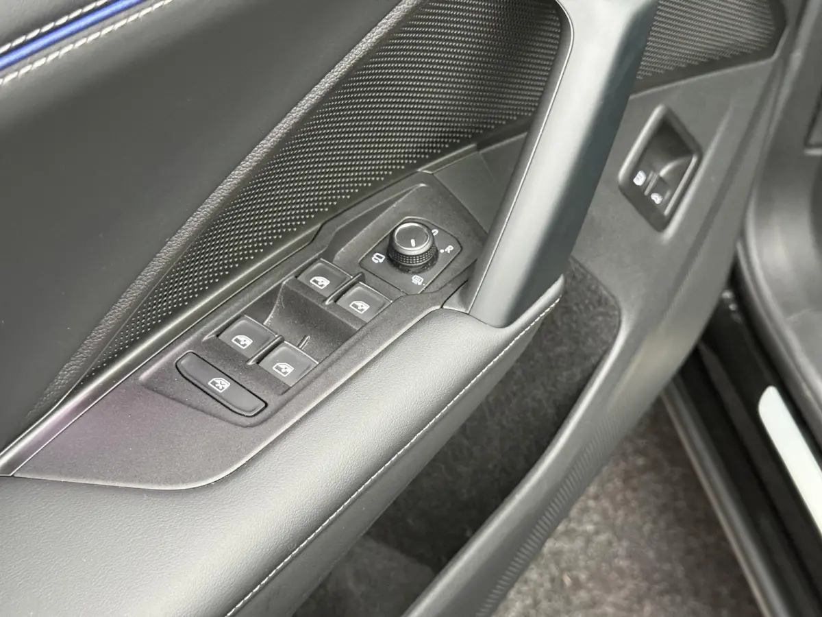 1.5 eHybrid R-Line Edition Panoramadak, Trekhaak, Massagestoelen