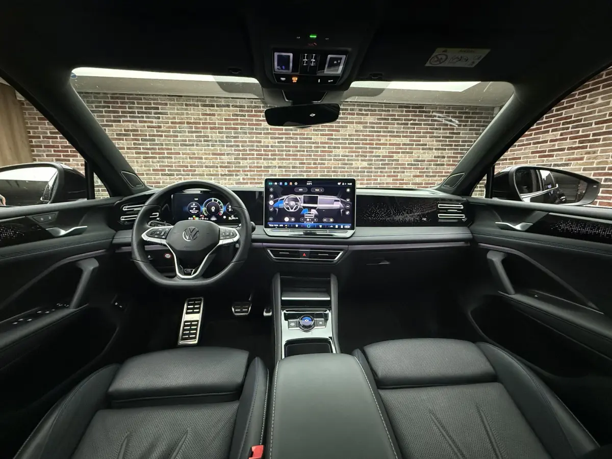 1.5 eHybrid R-Line Edition Panoramadak, Trekhaak, Massagestoelen