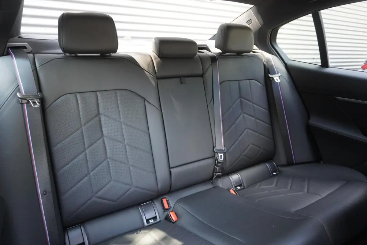 550e xDrive | M Sportpakket Pro | Comfort Pack | Trekhaak met elektrisch wegklapbare kogel | Glazen panoramadak | Driving Assistant Professional | Bowers & Wilkins Surround Sound System