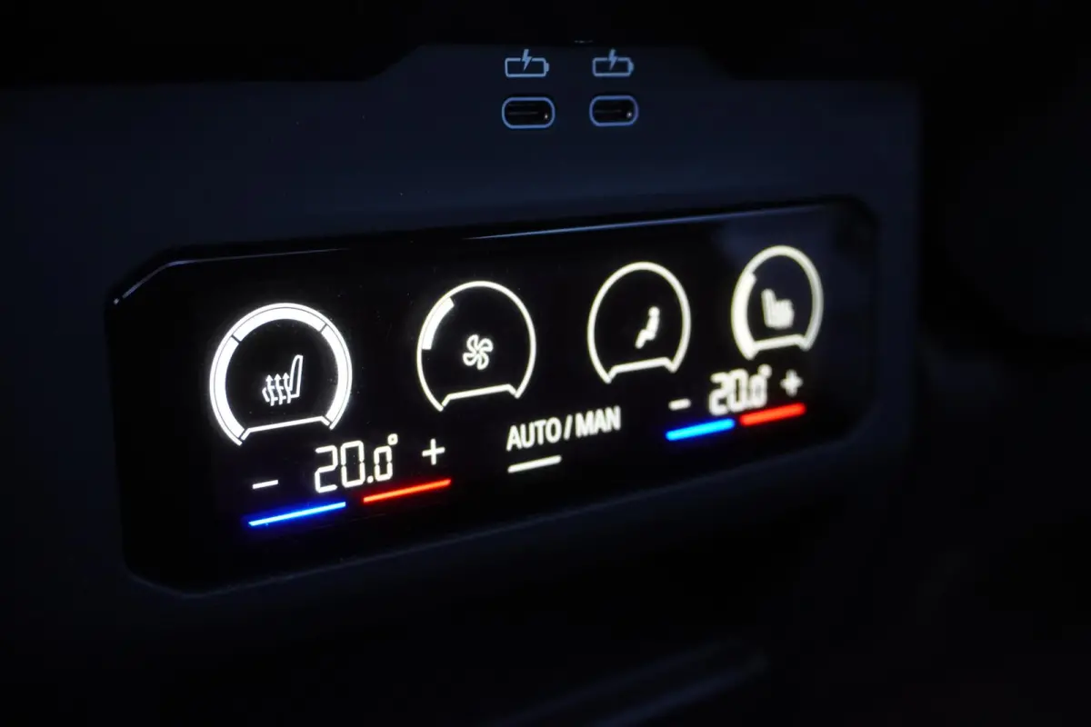 550e xDrive | M Sportpakket Pro | Comfort Pack | Trekhaak met elektrisch wegklapbare kogel | Glazen panoramadak | Driving Assistant Professional | Bowers & Wilkins Surround Sound System
