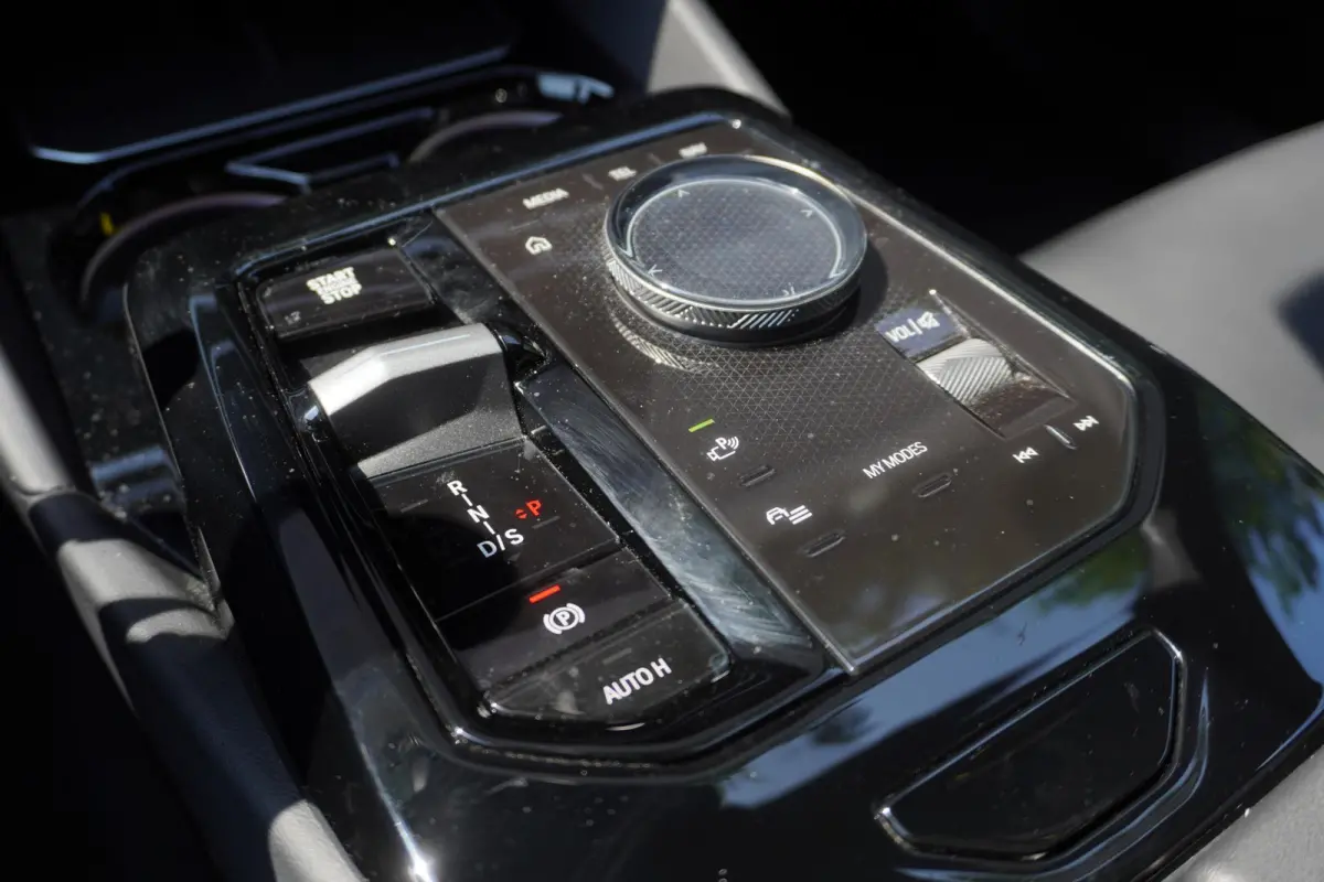 550e xDrive | M Sportpakket Pro | Comfort Pack | Trekhaak met elektrisch wegklapbare kogel | Glazen panoramadak | Driving Assistant Professional | Bowers & Wilkins Surround Sound System