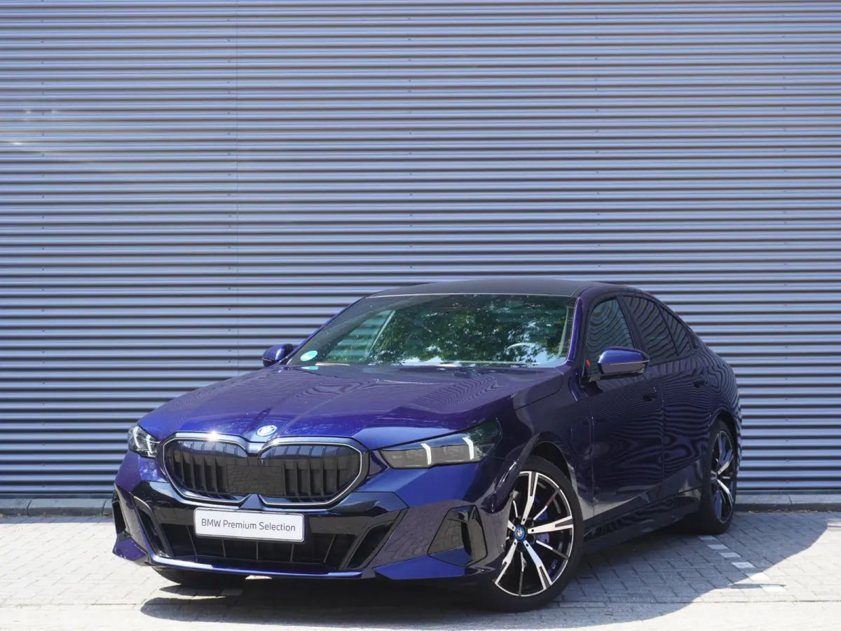 550e xDrive | M Sportpakket Pro | Comfort Pack | Trekhaak met elektrisch wegklapbare kogel | Glazen panoramadak | Driving Assistant Professional | Bowers & Wilkins Surround Sound System