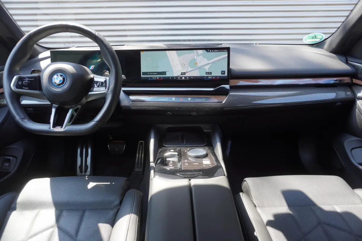 550e xDrive | M Sportpakket Pro | Comfort Pack | Trekhaak met elektrisch wegklapbare kogel | Glazen panoramadak | Driving Assistant Professional | Bowers & Wilkins Surround Sound System