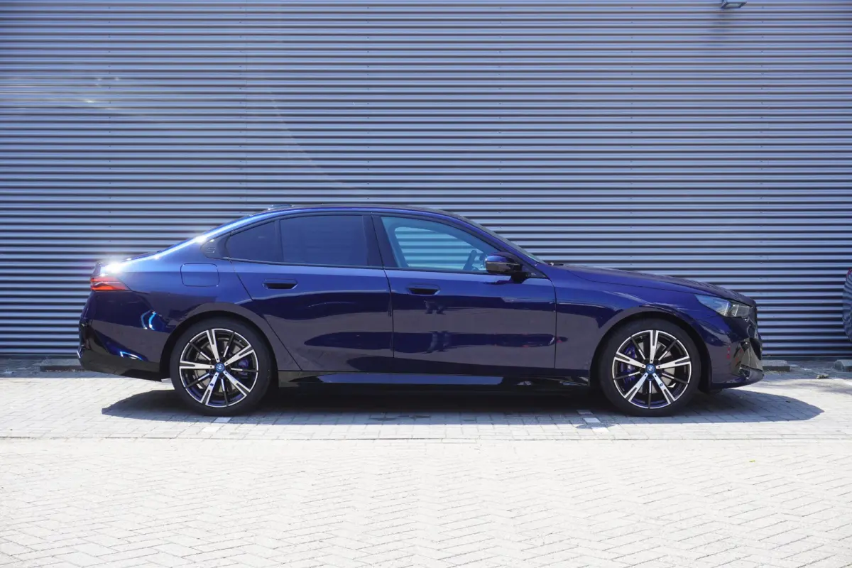 550e xDrive | M Sportpakket Pro | Comfort Pack | Trekhaak met elektrisch wegklapbare kogel | Glazen panoramadak | Driving Assistant Professional | Bowers & Wilkins Surround Sound System