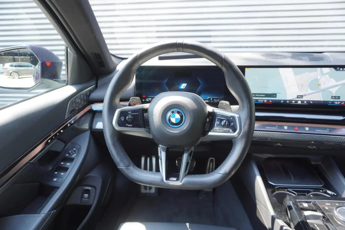 550e xDrive | M Sportpakket Pro | Comfort Pack | Trekhaak met elektrisch wegklapbare kogel | Glazen panoramadak | Driving Assistant Professional | Bowers & Wilkins Surround Sound System