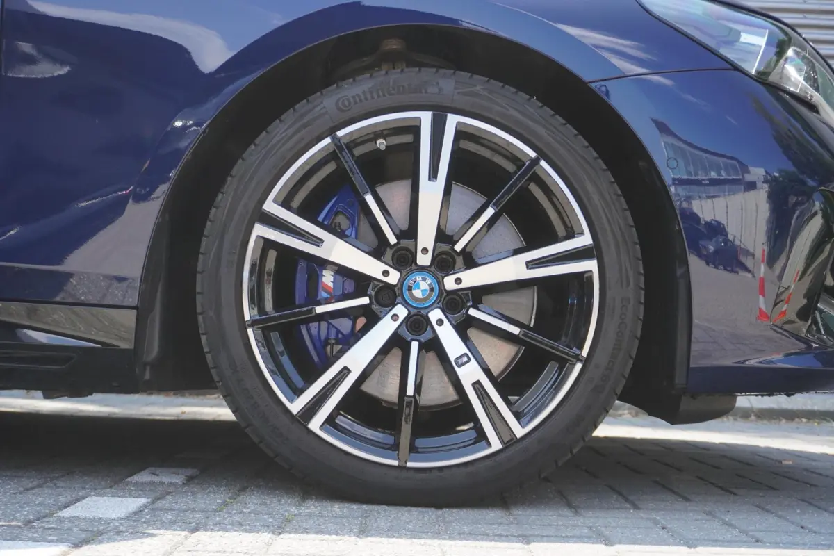 550e xDrive | M Sportpakket Pro | Comfort Pack | Trekhaak met elektrisch wegklapbare kogel | Glazen panoramadak | Driving Assistant Professional | Bowers & Wilkins Surround Sound System
