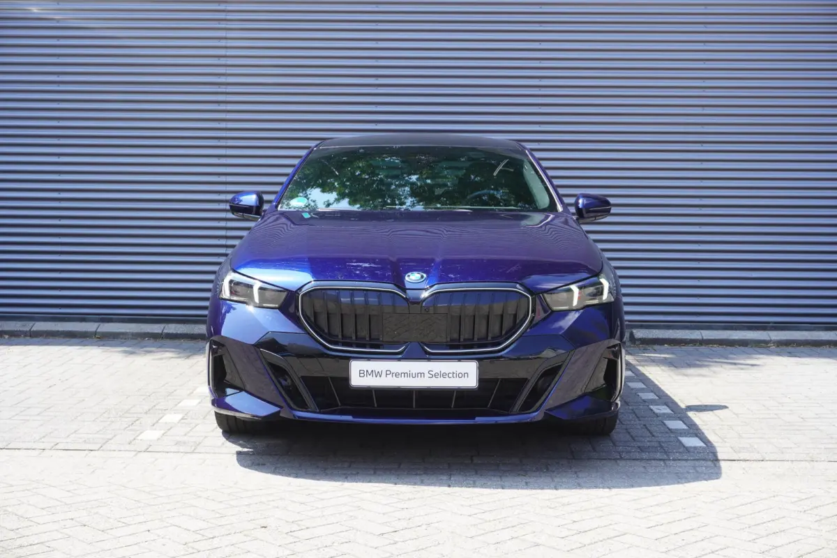 550e xDrive | M Sportpakket Pro | Comfort Pack | Trekhaak met elektrisch wegklapbare kogel | Glazen panoramadak | Driving Assistant Professional | Bowers & Wilkins Surround Sound System
