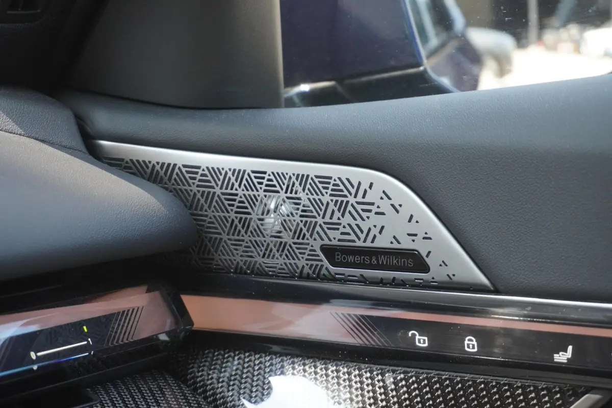 550e xDrive | M Sportpakket Pro | Comfort Pack | Trekhaak met elektrisch wegklapbare kogel | Glazen panoramadak | Driving Assistant Professional | Bowers & Wilkins Surround Sound System