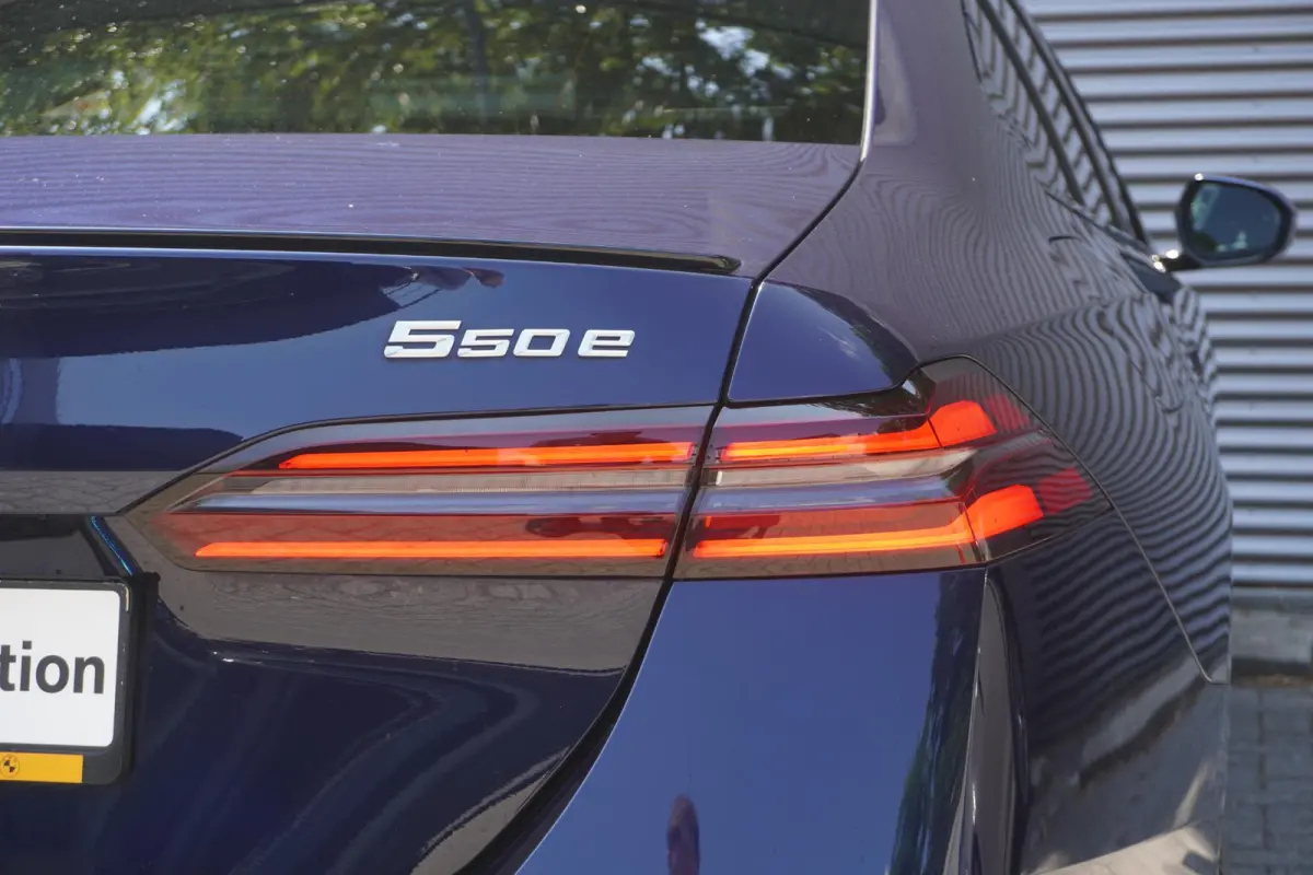 550e xDrive | M Sportpakket Pro | Comfort Pack | Trekhaak met elektrisch wegklapbare kogel | Glazen panoramadak | Driving Assistant Professional | Bowers & Wilkins Surround Sound System