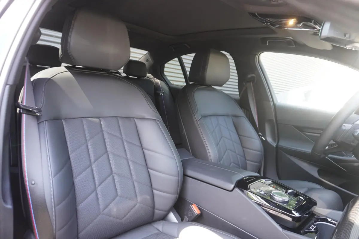 550e xDrive | M Sportpakket Pro | Comfort Pack | Trekhaak met elektrisch wegklapbare kogel | Glazen panoramadak | Driving Assistant Professional | Bowers & Wilkins Surround Sound System