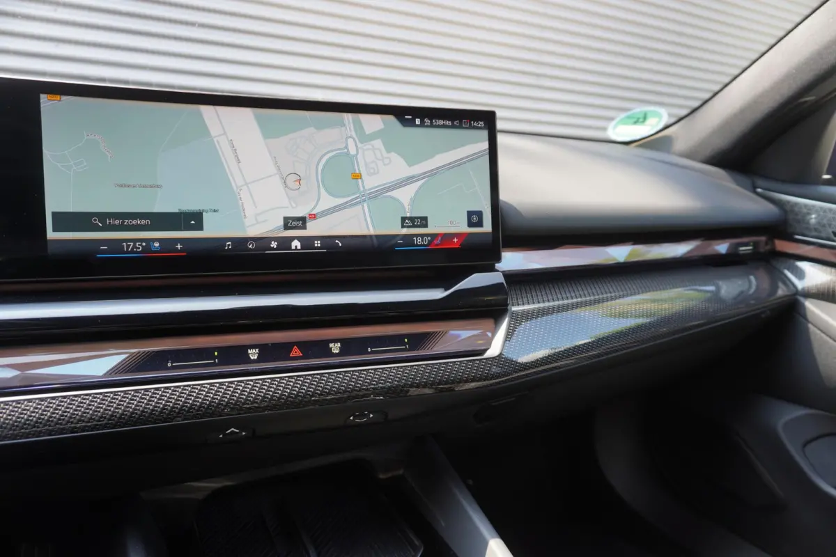 550e xDrive | M Sportpakket Pro | Comfort Pack | Trekhaak met elektrisch wegklapbare kogel | Glazen panoramadak | Driving Assistant Professional | Bowers & Wilkins Surround Sound System