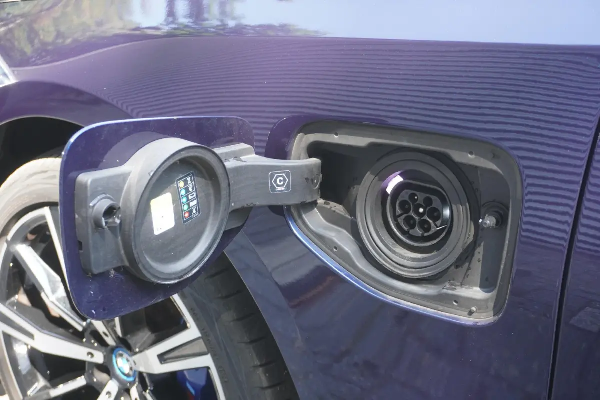 550e xDrive | M Sportpakket Pro | Comfort Pack | Trekhaak met elektrisch wegklapbare kogel | Glazen panoramadak | Driving Assistant Professional | Bowers & Wilkins Surround Sound System