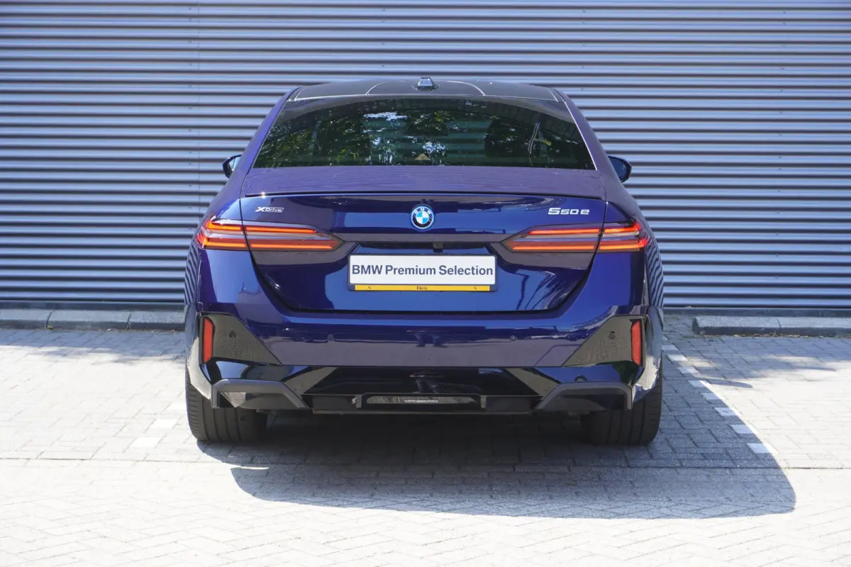 550e xDrive | M Sportpakket Pro | Comfort Pack | Trekhaak met elektrisch wegklapbare kogel | Glazen panoramadak | Driving Assistant Professional | Bowers & Wilkins Surround Sound System