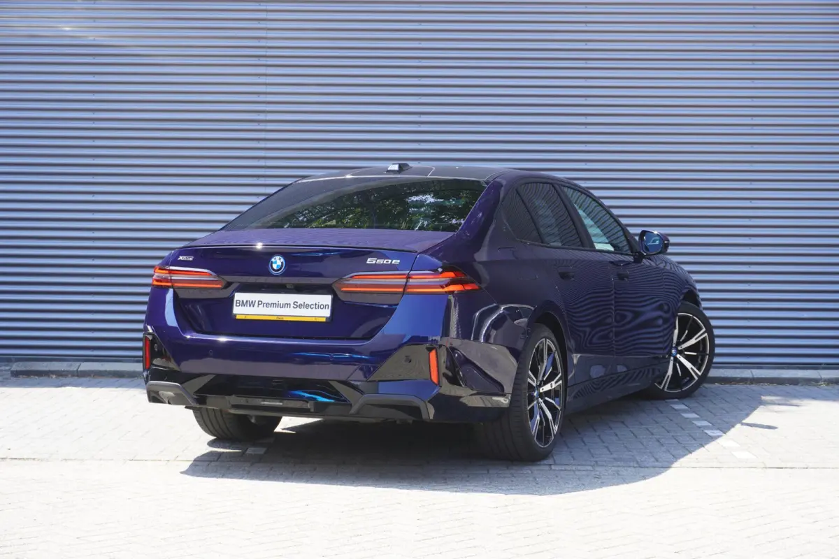 550e xDrive | M Sportpakket Pro | Comfort Pack | Trekhaak met elektrisch wegklapbare kogel | Glazen panoramadak | Driving Assistant Professional | Bowers & Wilkins Surround Sound System