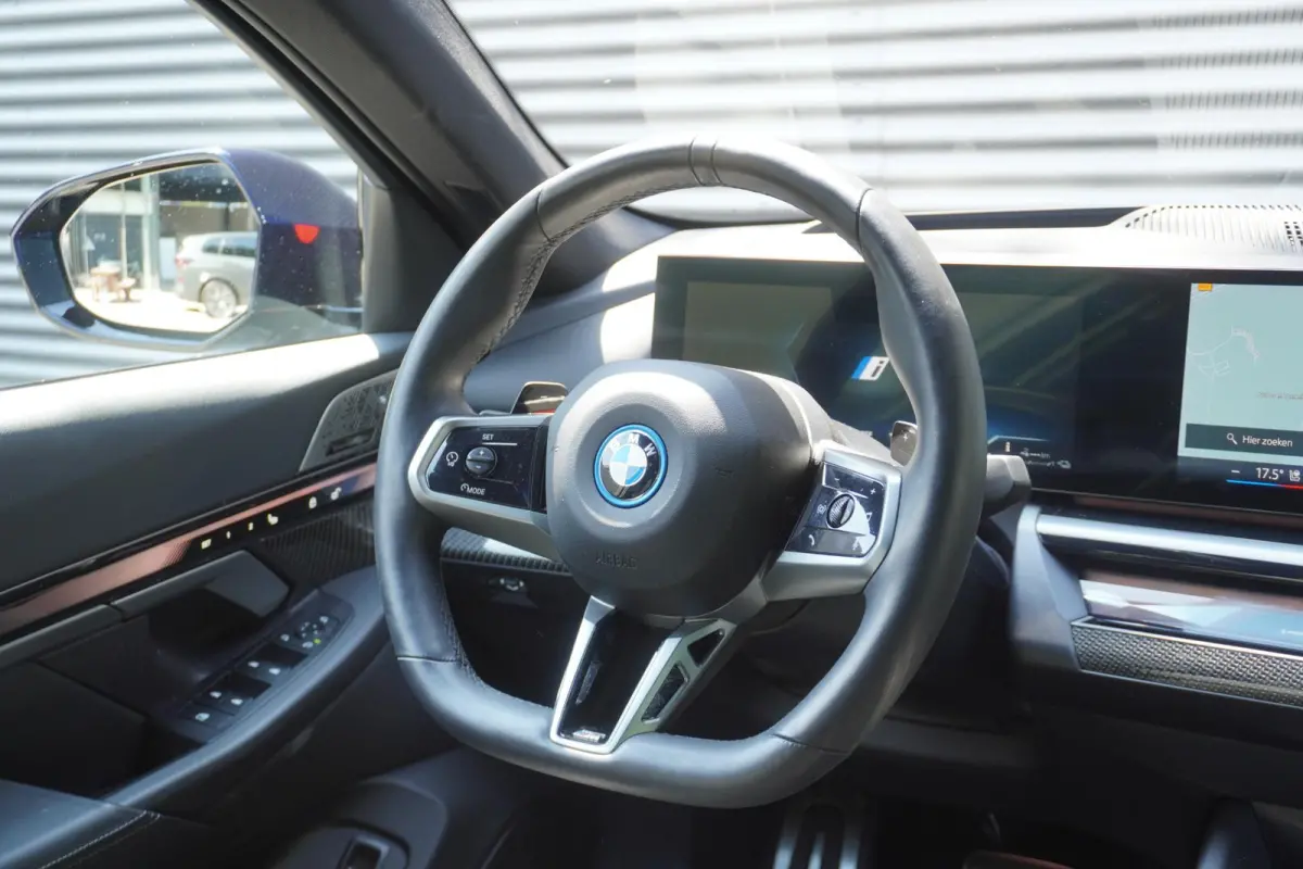 550e xDrive | M Sportpakket Pro | Comfort Pack | Trekhaak met elektrisch wegklapbare kogel | Glazen panoramadak | Driving Assistant Professional | Bowers & Wilkins Surround Sound System