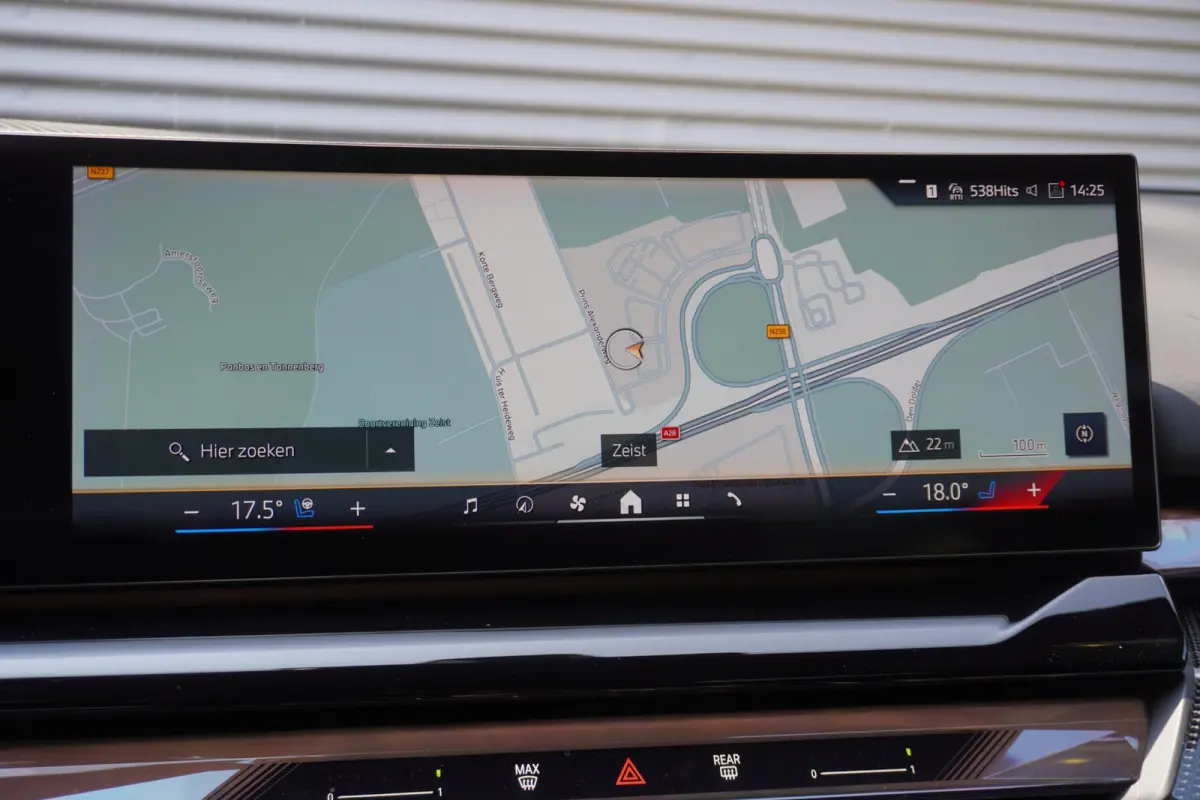 550e xDrive | M Sportpakket Pro | Comfort Pack | Trekhaak met elektrisch wegklapbare kogel | Glazen panoramadak | Driving Assistant Professional | Bowers & Wilkins Surround Sound System