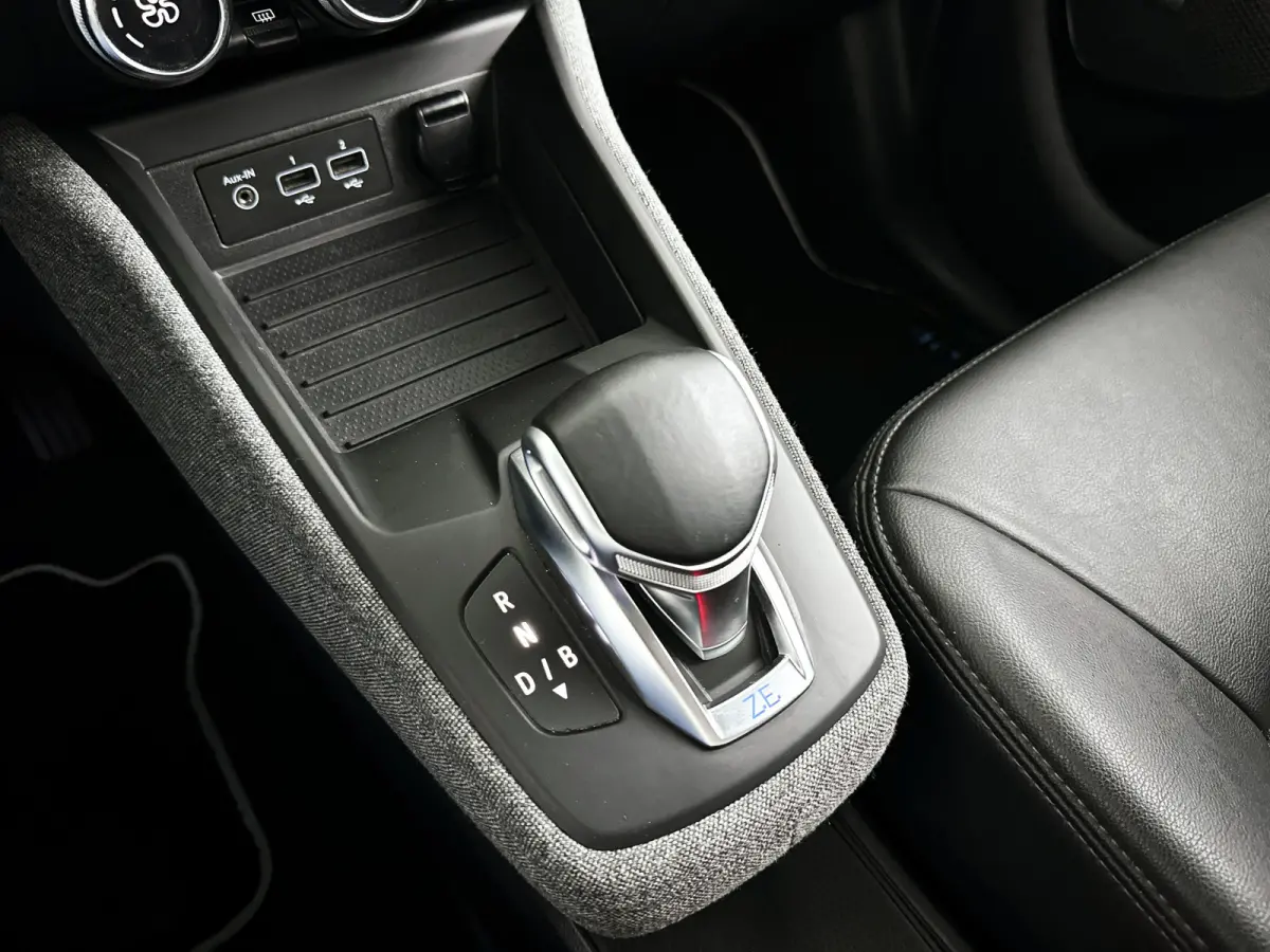 R135 Edition One 52 kWh | Parkeercamera | Airco | Cruise control | BLIS | Stoelverwarming