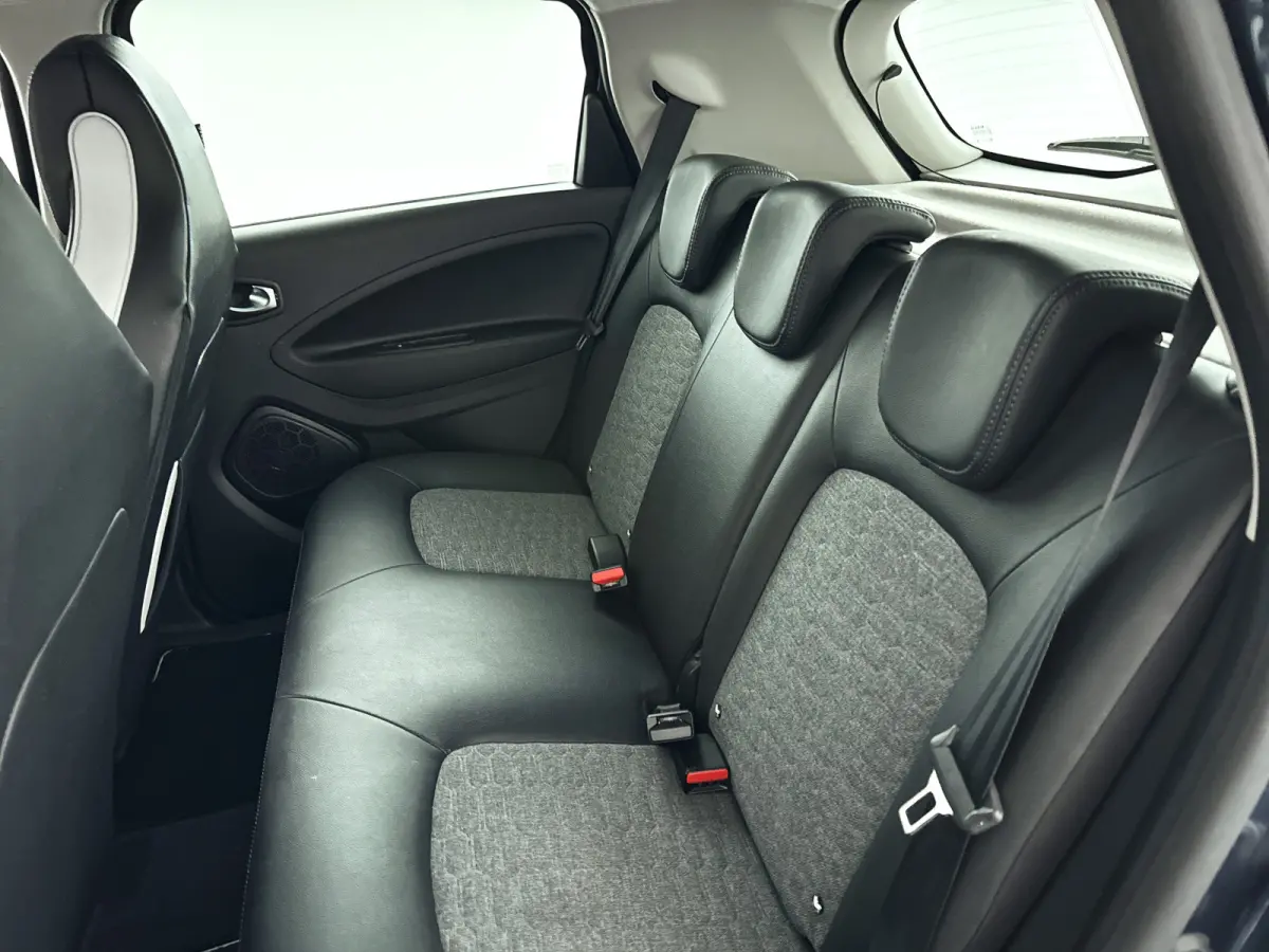 R135 Edition One 52 kWh | Parkeercamera | Airco | Cruise control | BLIS | Stoelverwarming