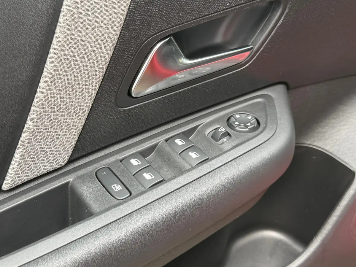 BERLINE 1.2 Puretech Shine Automaat - Rouge Elixir - Hype Black Leder/Stuur-stoelverwarming/Camera