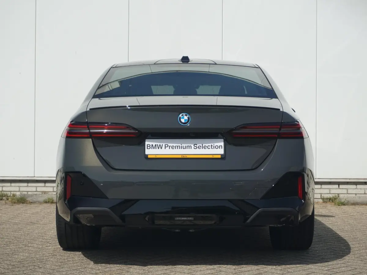 530e | M Sportpakket Pro | M Multifunctionele voorstoelen | Bowers & Wilkins | Driving Assistant Professional | Alcantara hemelbekleding