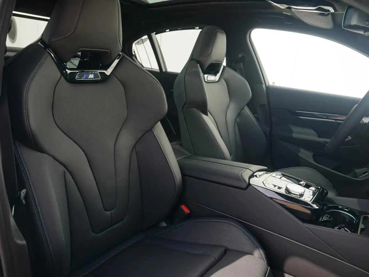530e | M Sportpakket Pro | M Multifunctionele voorstoelen | Bowers & Wilkins | Driving Assistant Professional | Alcantara hemelbekleding