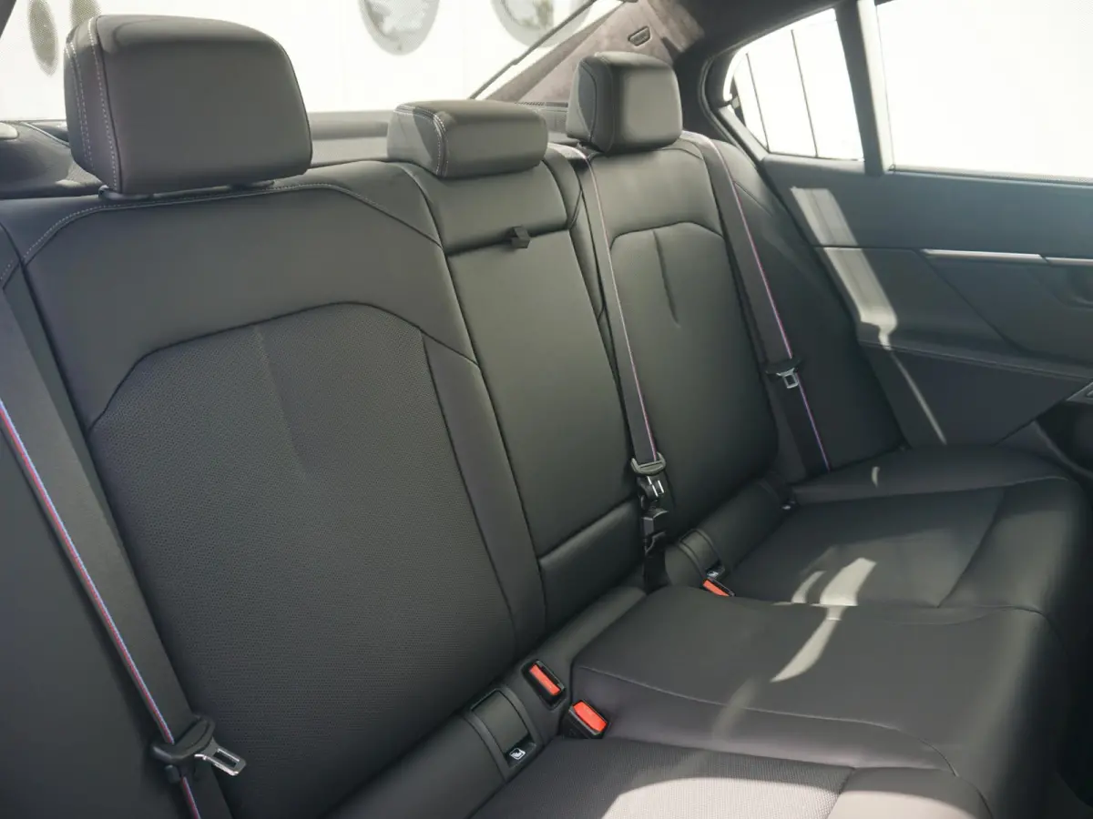 530e | M Sportpakket Pro | M Multifunctionele voorstoelen | Bowers & Wilkins | Driving Assistant Professional | Alcantara hemelbekleding