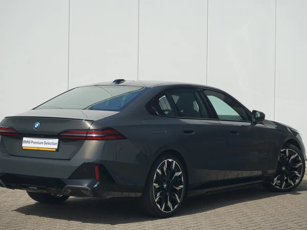 530e | M Sportpakket Pro | M Multifunctionele voorstoelen | Bowers & Wilkins | Driving Assistant Professional | Alcantara hemelbekleding