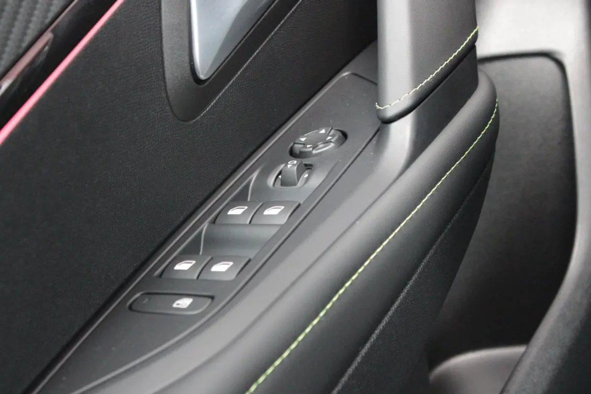 1.2 Hybrid 145PK AUTOMAAT GT | CAMERA VOOR + ACHTER | NAVIGATIE | DRAADLOZE APPLE CARPLAY/ANDROID AUTO | FULL LED KOPLAMPEN | LICHTMETALEN VELGEN 17" | DODEHOEK DETECTIE | DRAADLOZE TELEFOON