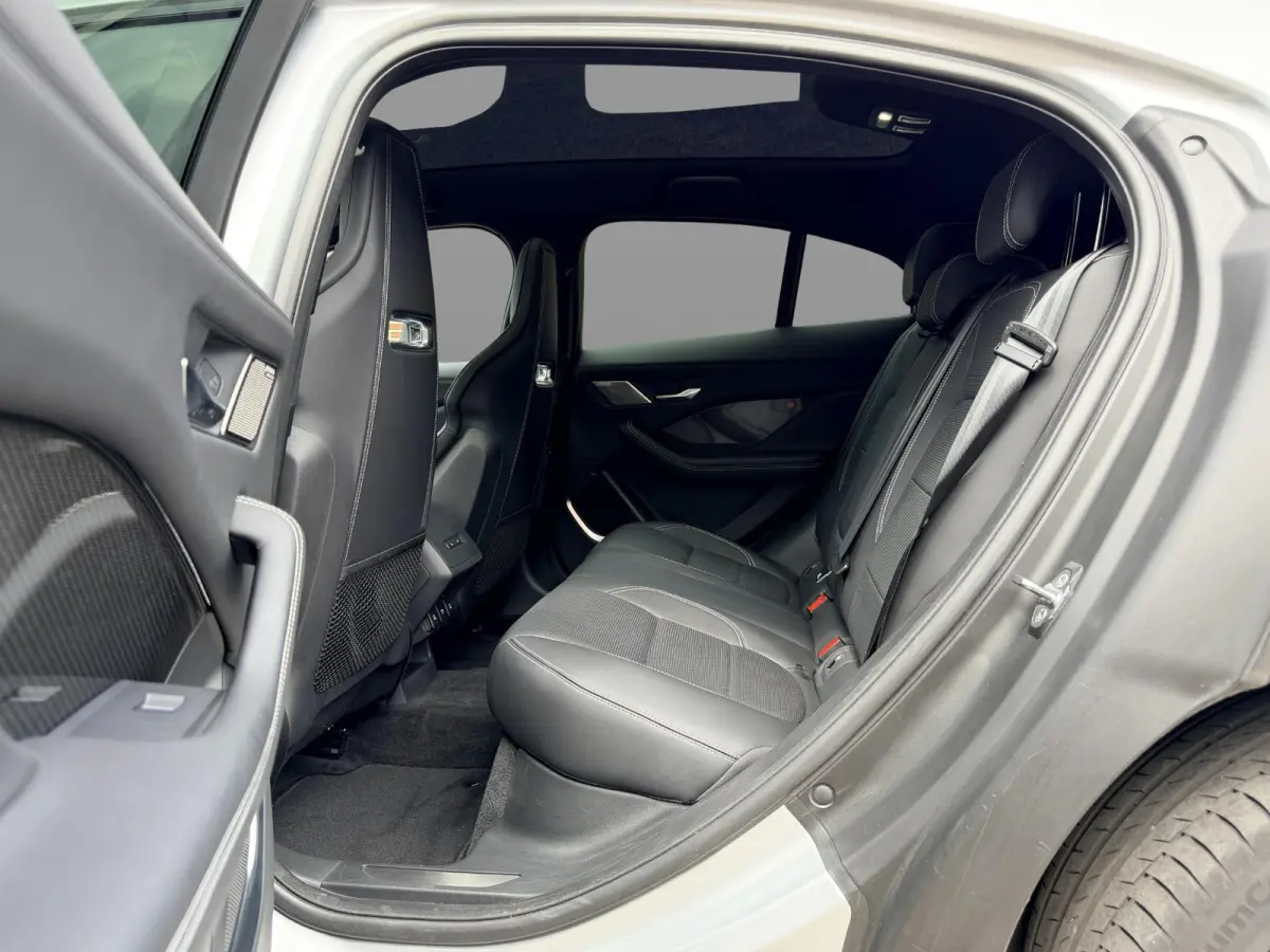 EV400 First Edition 90 kWh SOH 86,1% / NP ( € 111.500 ) / 22'' LMV ( € 2.542 ) / Carbon-Package / Luchtvering / MERIDIAN Sound / Duurste Uitvoering / Volledige Dealer Historie /
