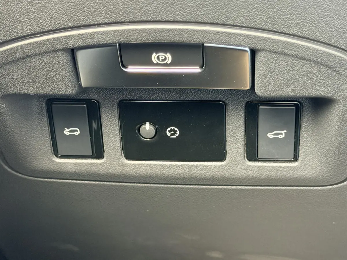 EV400 First Edition 90 kWh SOH 86,1% / NP ( € 111.500 ) / 22'' LMV ( € 2.542 ) / Carbon-Package / Luchtvering / MERIDIAN Sound / Duurste Uitvoering / Volledige Dealer Historie /