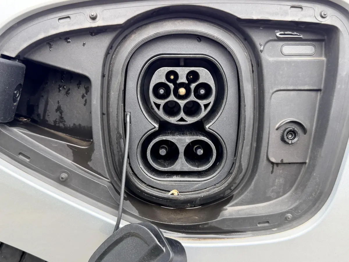 EV400 First Edition 90 kWh SOH 86,1% / NP ( € 111.500 ) / 22'' LMV ( € 2.542 ) / Carbon-Package / Luchtvering / MERIDIAN Sound / Duurste Uitvoering / Volledige Dealer Historie /