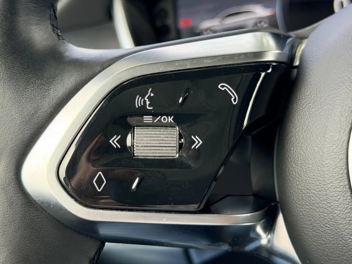 EV400 First Edition 90 kWh SOH 86,1% / NP ( € 111.500 ) / 22'' LMV ( € 2.542 ) / Carbon-Package / Luchtvering / MERIDIAN Sound / Duurste Uitvoering / Volledige Dealer Historie /