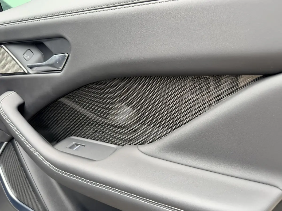 EV400 First Edition 90 kWh SOH 86,1% / NP ( € 111.500 ) / 22'' LMV ( € 2.542 ) / Carbon-Package / Luchtvering / MERIDIAN Sound / Duurste Uitvoering / Volledige Dealer Historie /