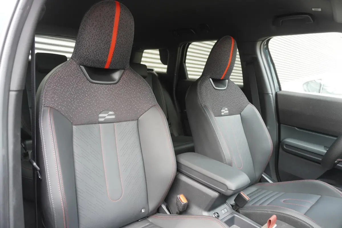 E | John Cooper Works Uitvoering | Pakket L | Driving Assistant Plus | HIFI System Harman Kardon | MINI Head-Up Display