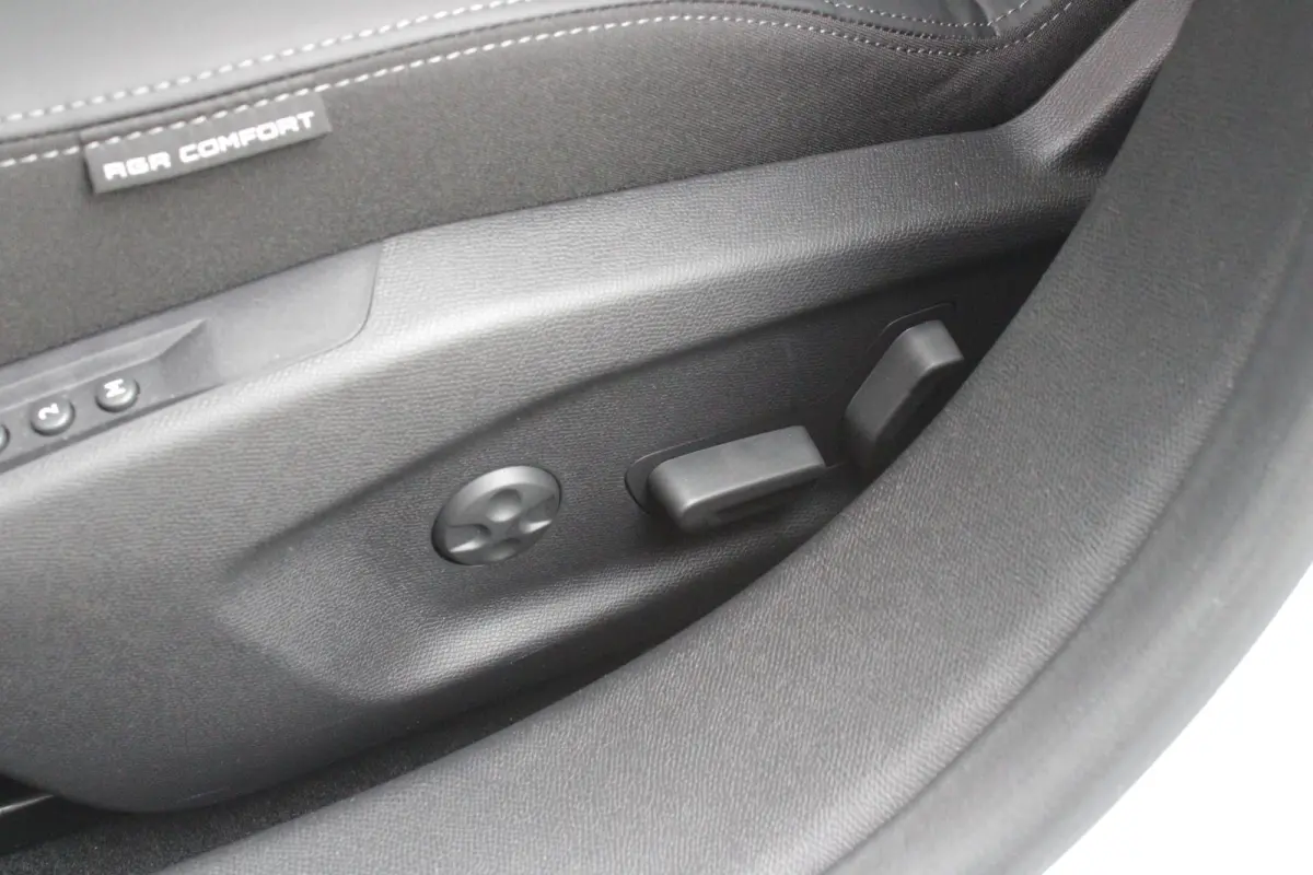 1.2 Hybrid 145PK AUTOMAAT GT PACK | PANORAMA SCHUIF/KANTEL DAK | AFNEEMBARE TREKHAAK | NAVIGATIE | SENSATION PACK: FOCAL HIFI SYSTEM (PREMIUM HIFI SYSTEEM MET 10 SPEAKERS)/DRAADLOZE TELEFOON